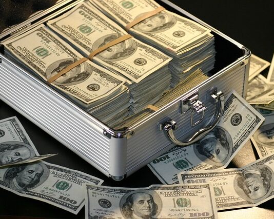 Ile zarabia HR w Warszawie?