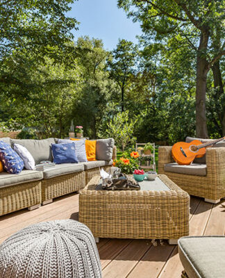 Jaka jest odpowiednia grubość drewna na zadaszenie tarasu